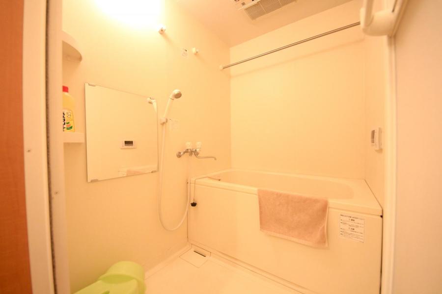 大きな鏡が特徴のバスルーム。便利な浴室乾燥機能付きです