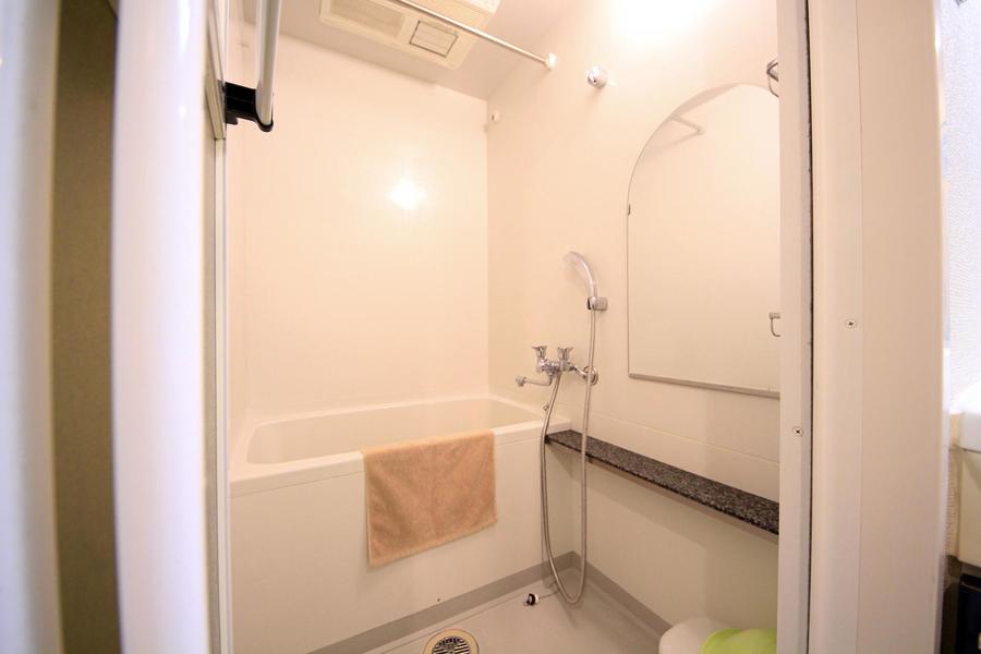 シンプルで清潔感のあるバスルーム。ゆったりとリラックスできる空間です。