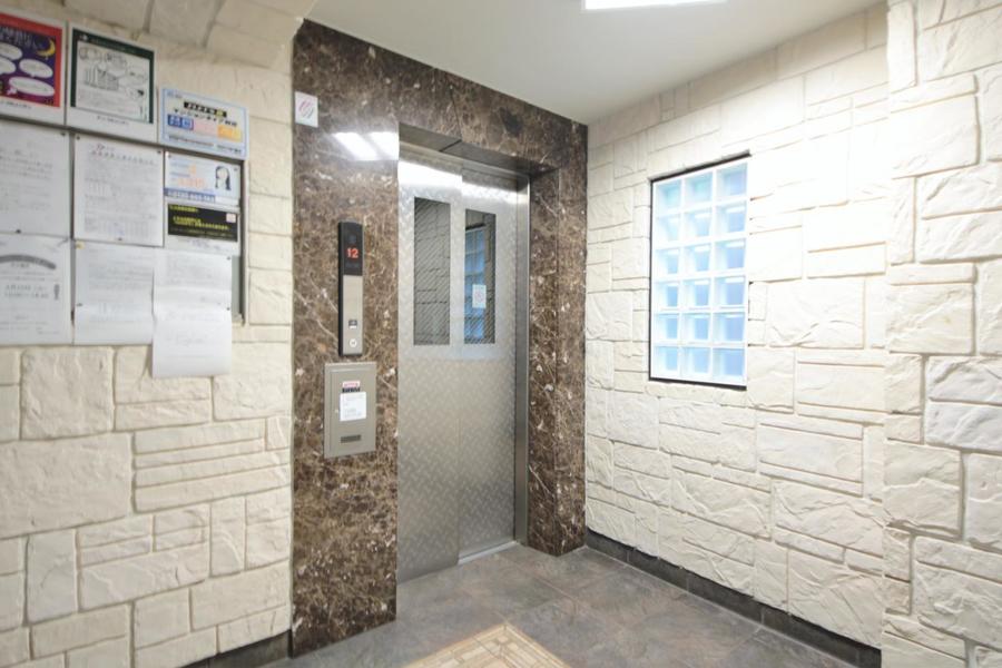 白い石畳に囲まれたエレベーター