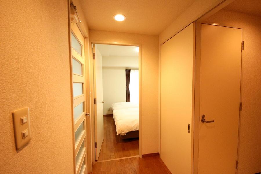 玄関から寝室まではリビングを介さず、直接アクセスも可能