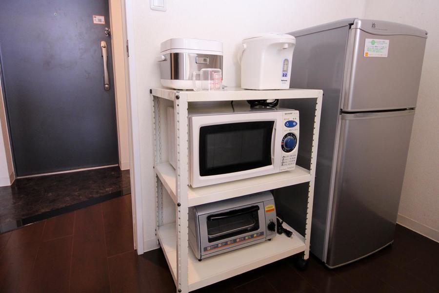 冷蔵庫や炊飯機、電子レンジなどの家電類はキッチン背面にご用意