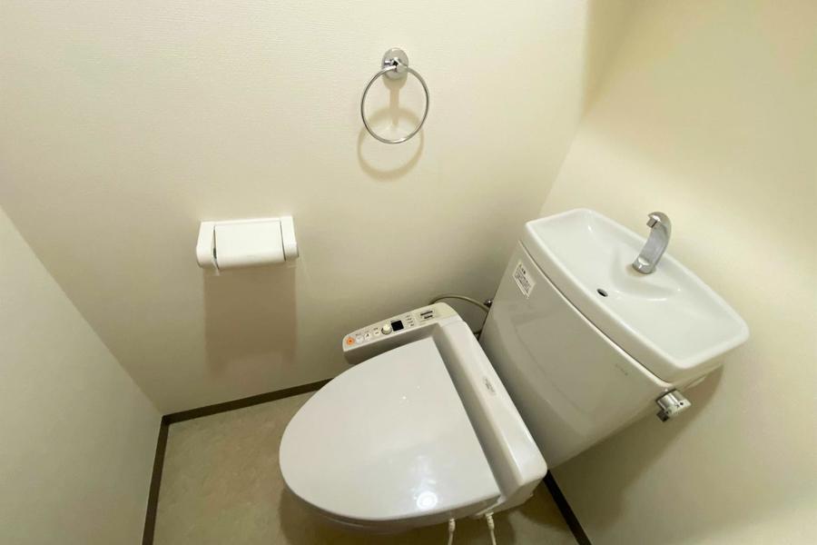 お手洗いはシャワートイレつき。こだわられるお客様も多い人気設備です