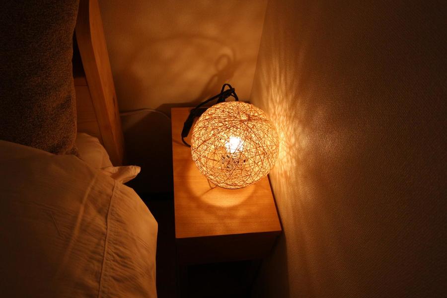 ベッドサイドの照明が温かみを与えてくれます