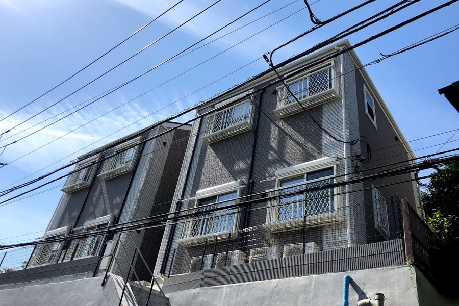 住宅街の中に建つスクエアな外観が特徴。菊名駅から徒歩7分の所にあります！
