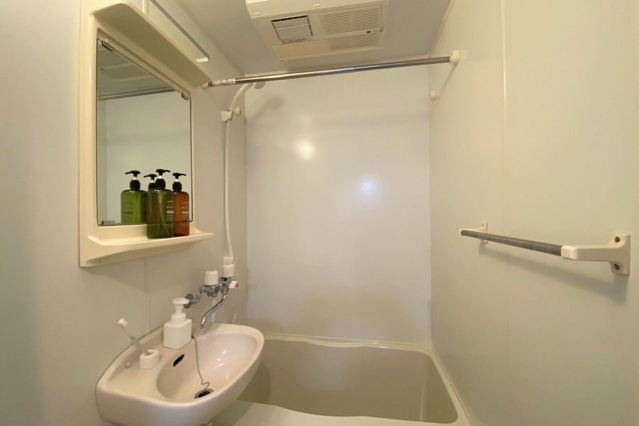 浴室乾燥機付きのバスルーム