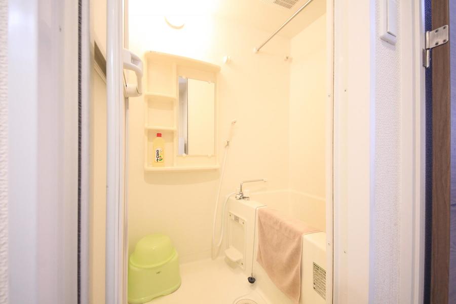 シンプルで清潔感のあるバスルーム。ゆったりとリラックスできる空間です