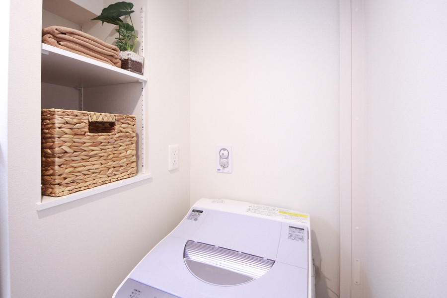 洗濯機横のスペースにタオルや洗剤を収納することも可能です