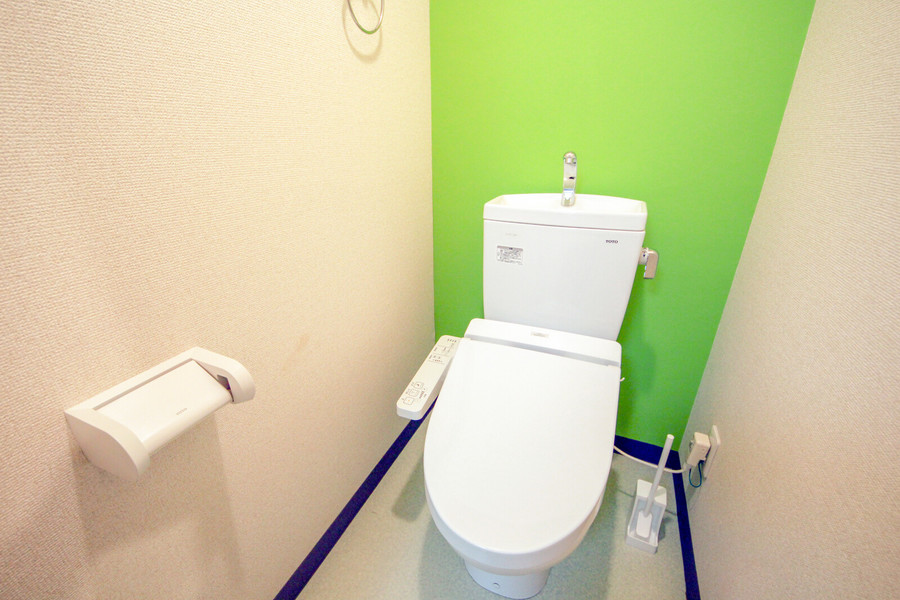 アクセントカラーの緑が鮮やかなトイレ