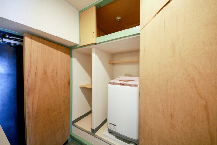 玄関先には大きめの棚も！洗濯機は扉収納で生活感を抑えることができます