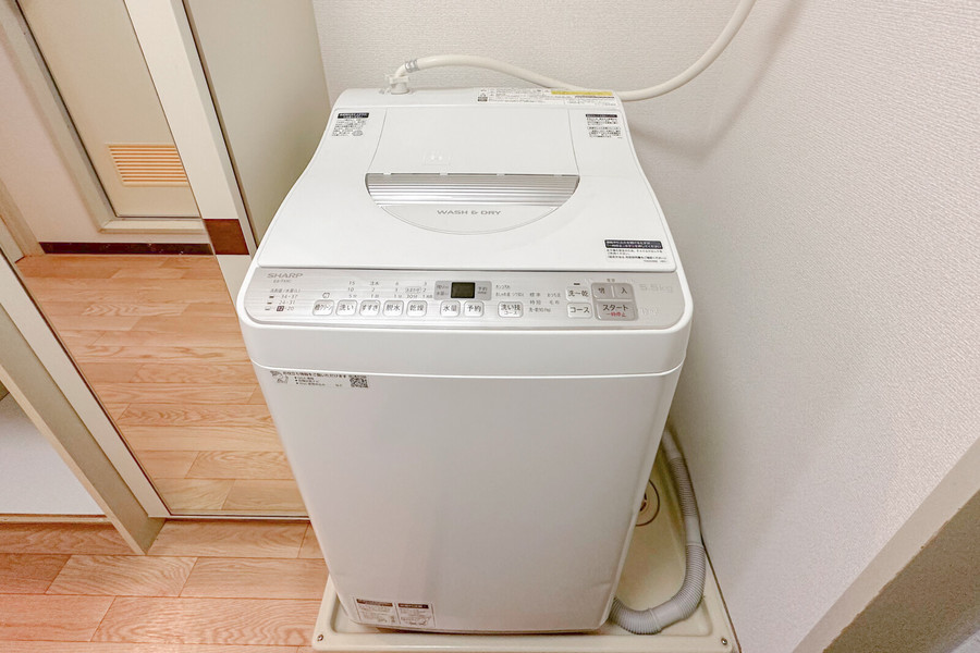 シルバー調のデザインの洗濯機