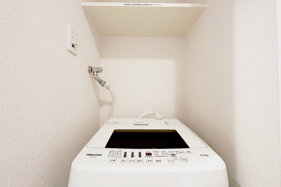 洗濯機上に棚があるため日用品もスッキリ収納することができます
