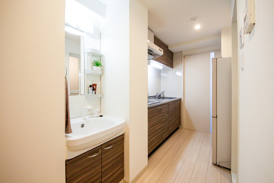 キッチン、洗面台、シューズボックスの扉を同色にすることで統一感をアップ