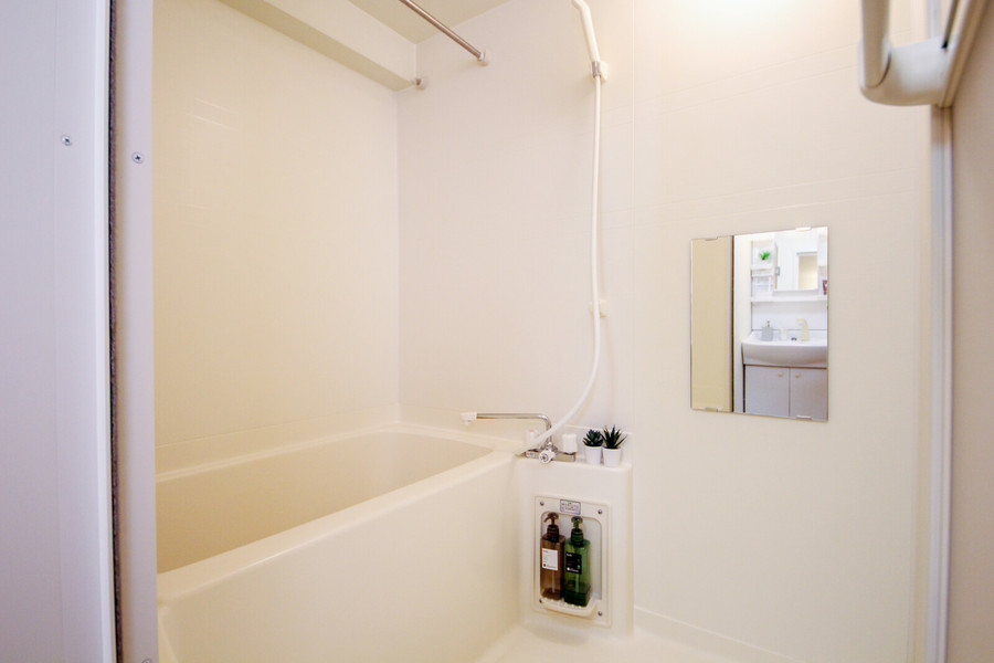 バスルームは白を基調とした清潔感漂う空間