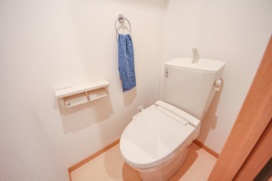 清潔感のある白を基調としたトイレは温水洗浄便座付き！ 