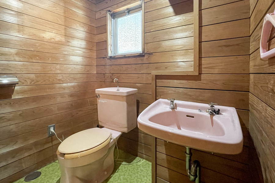 2階のお手洗いは木目の壁面がログハウスを感じさせます