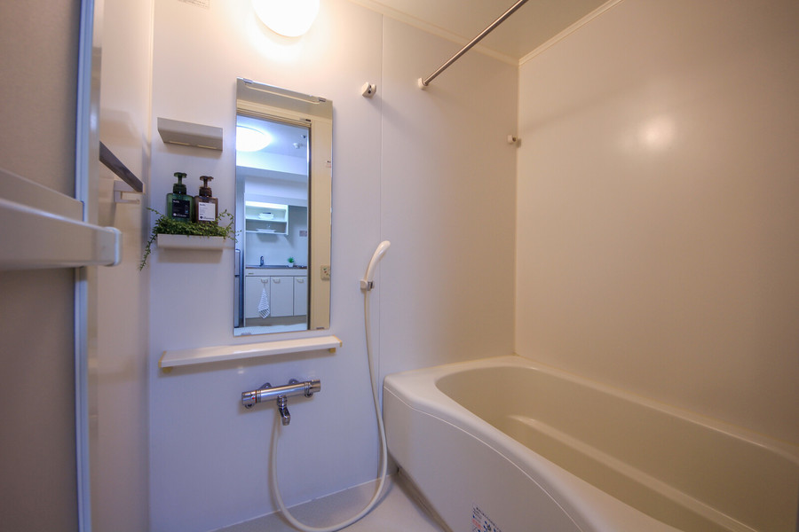 広々くつろげるバスルーム。浴室乾燥機能で急な洗濯物でも安心！