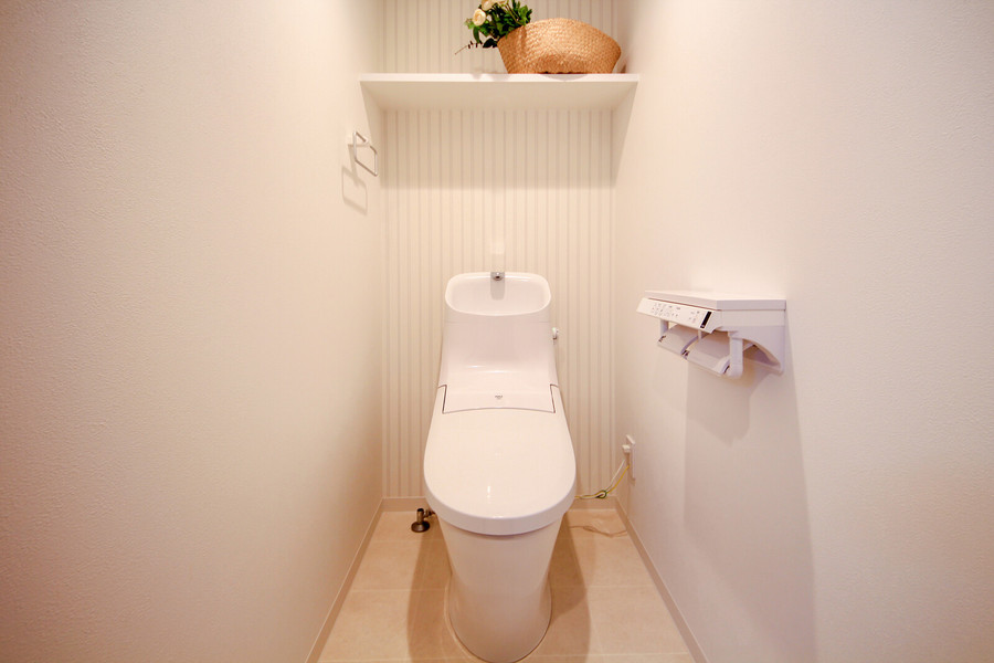 ストライプの壁がかわいいシャワートイレはこだわりのお客様も多い人気設備