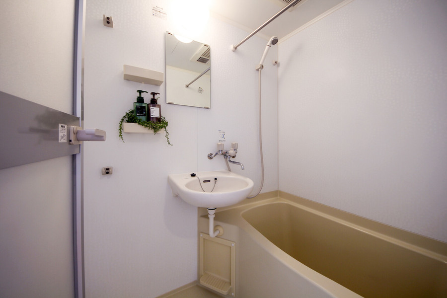 鏡付きのバスルームはシンプルで清潔感があります