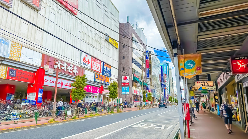 大森駅西側の大通りに並ぶショッピングモールや飲食店たち