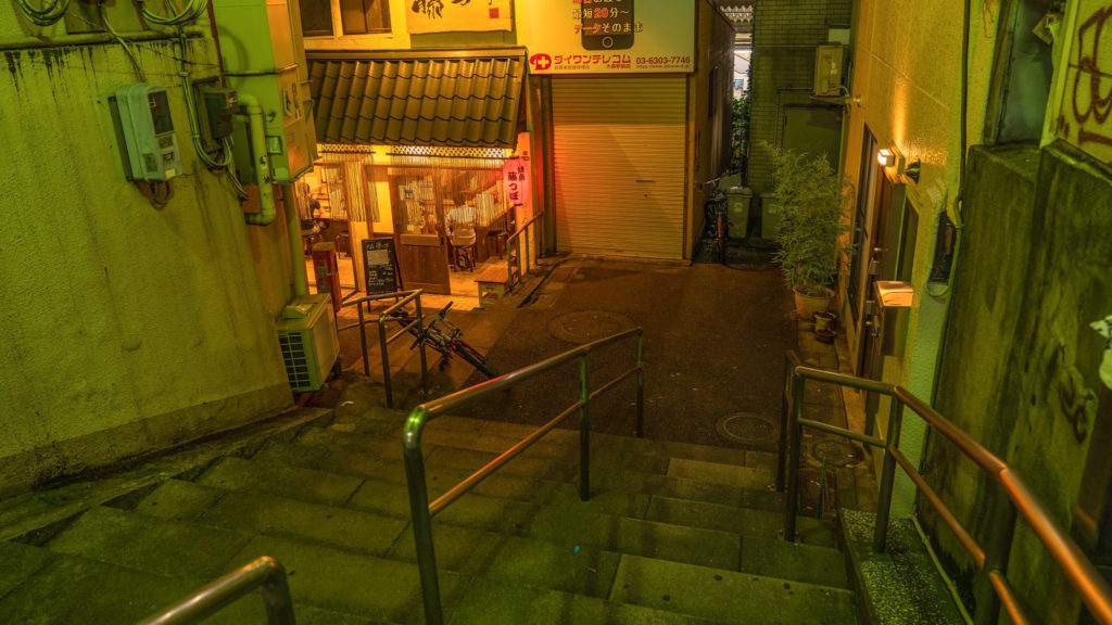 山王小路飲食店街へ向かう階段を上から眺めた様子