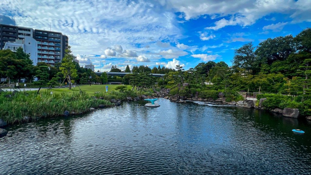 しながわ区民公園内にある湖と青空