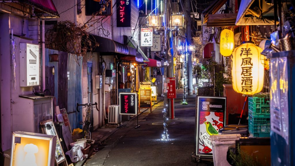 夜の山王小路飲食店街の様子