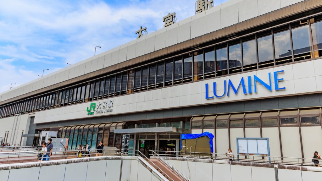 大宮駅と、その壁に刻まれた「LUMINE」の文字