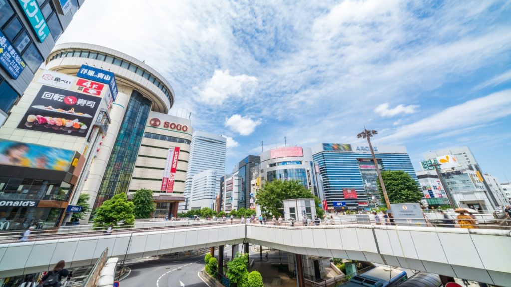 大宮駅西口のショッピングモールを見渡した光景