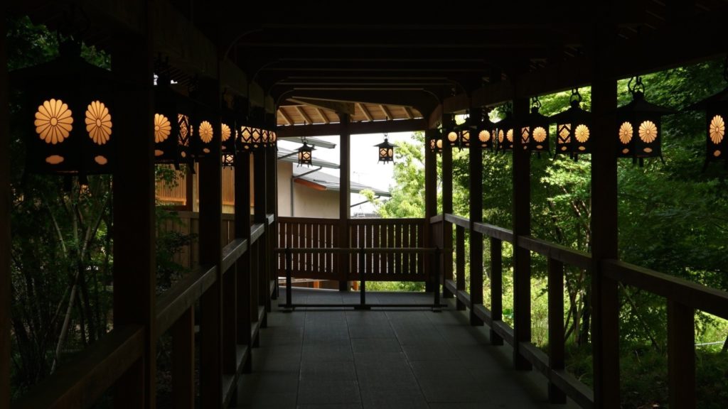 川越氷川神社の境内にある吊り灯篭