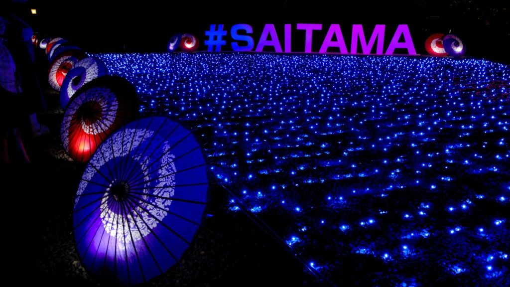 夜の氷川神社で行われる七夕のイベントでライトアップされる和傘