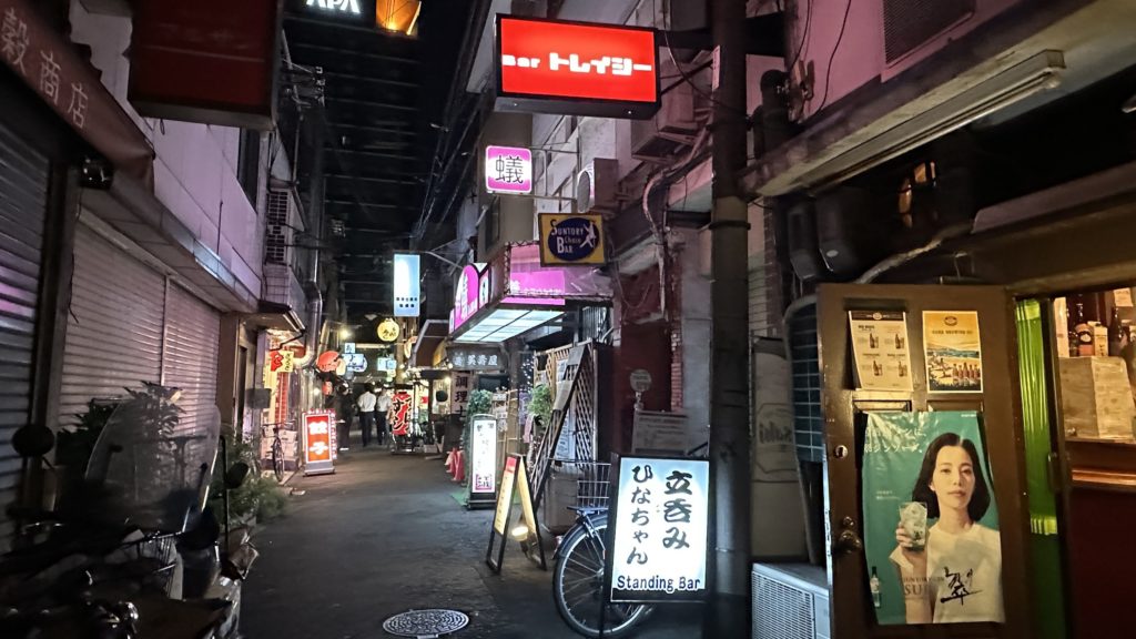 裏なんばの路地に集まる飲み屋たち