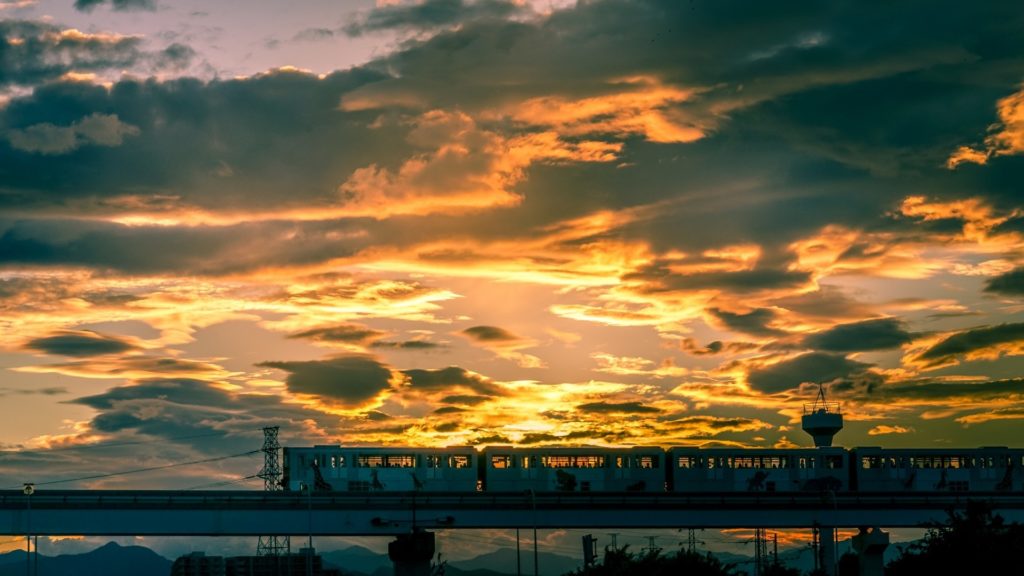 立川周辺を走るモノレールと夕焼け