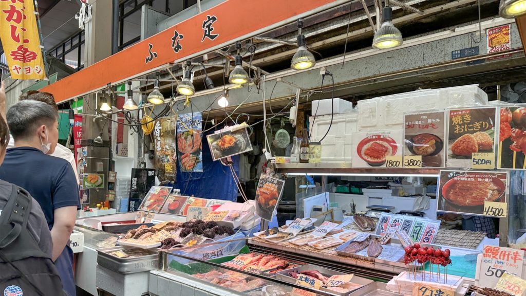 黒門市場内にある鮮魚店「ふな定」
