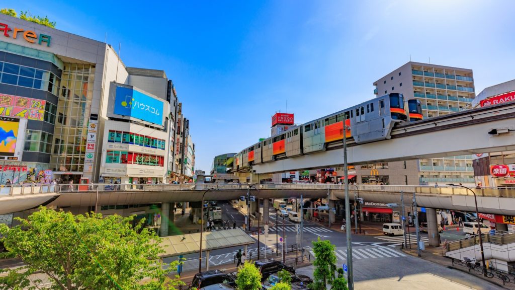 多摩モノレールが走る立川駅南口の様子
