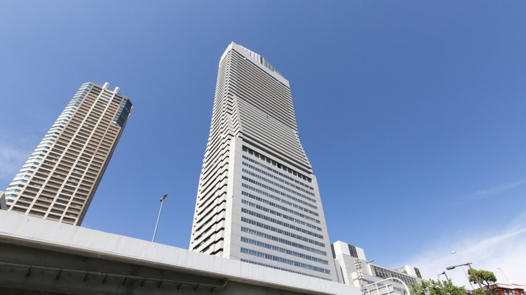 青空にそびえる大阪ベイタワー