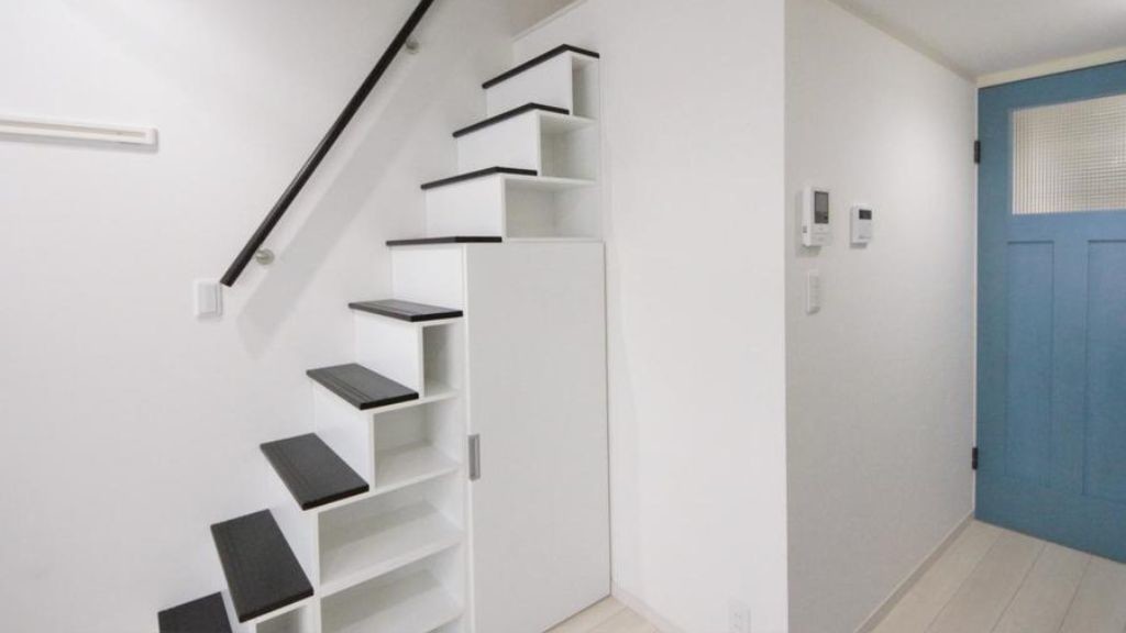 アットイン新横浜2の室内階段