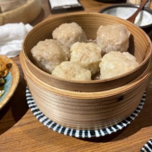 看板メニューのジューシーな焼売