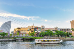 横浜ワールドポーターズと運河
