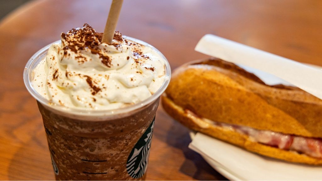 スターバックスのドリンクとフード