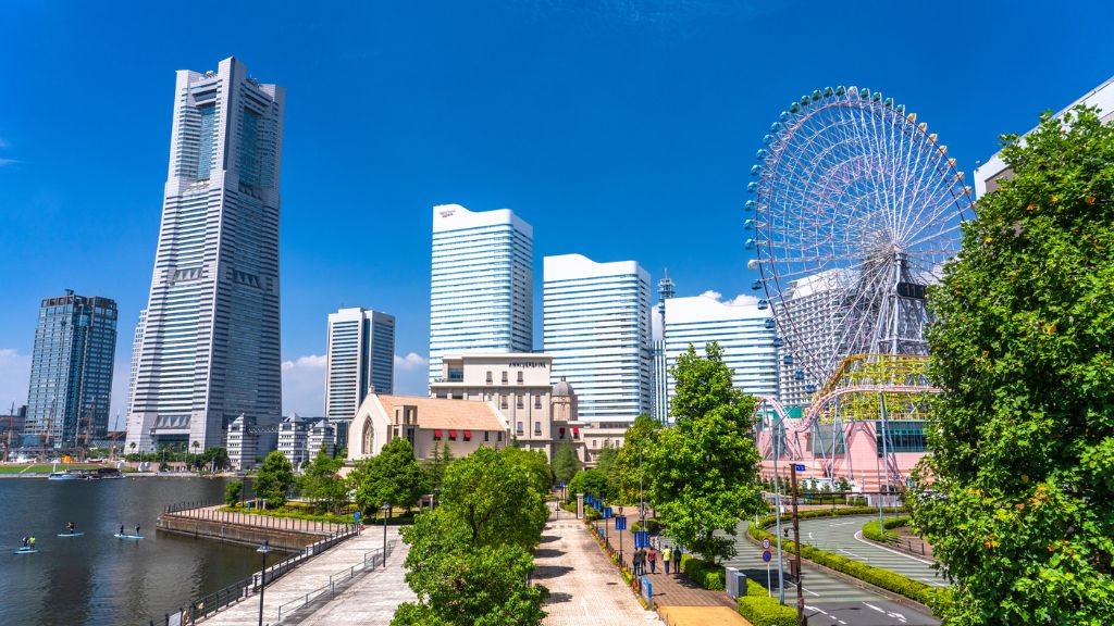 海沿いのみなとみらいの都市景観
