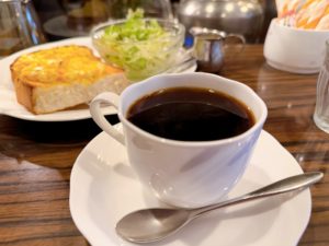 カフェのモーニングセット　コーヒーとトースト