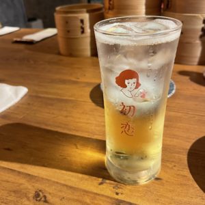 「初恋」の文字が書かれたかわいらしいグラス