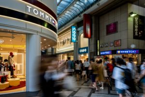 せんば心斎橋筋商店街内を行き交う人々