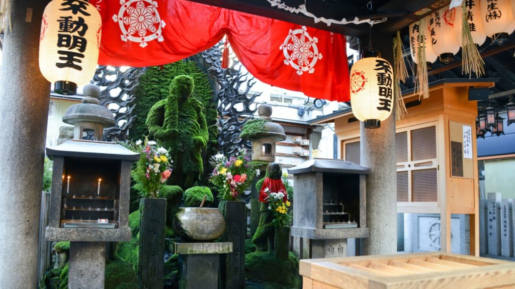 法善寺の本殿「水掛不動尊」