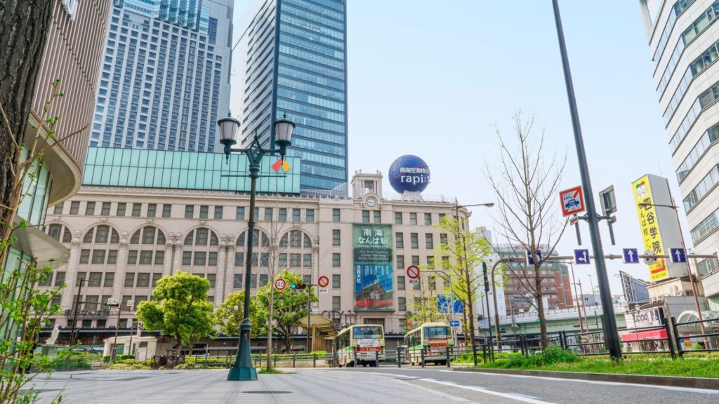 南海難波駅に直結する商業施設「なんばスカイオ」とその周辺の景観