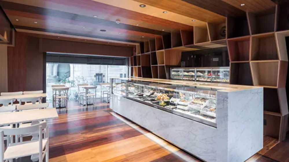 アンリ・シャルパンティエ芦屋本店の店内