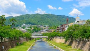 芦屋川と六甲山