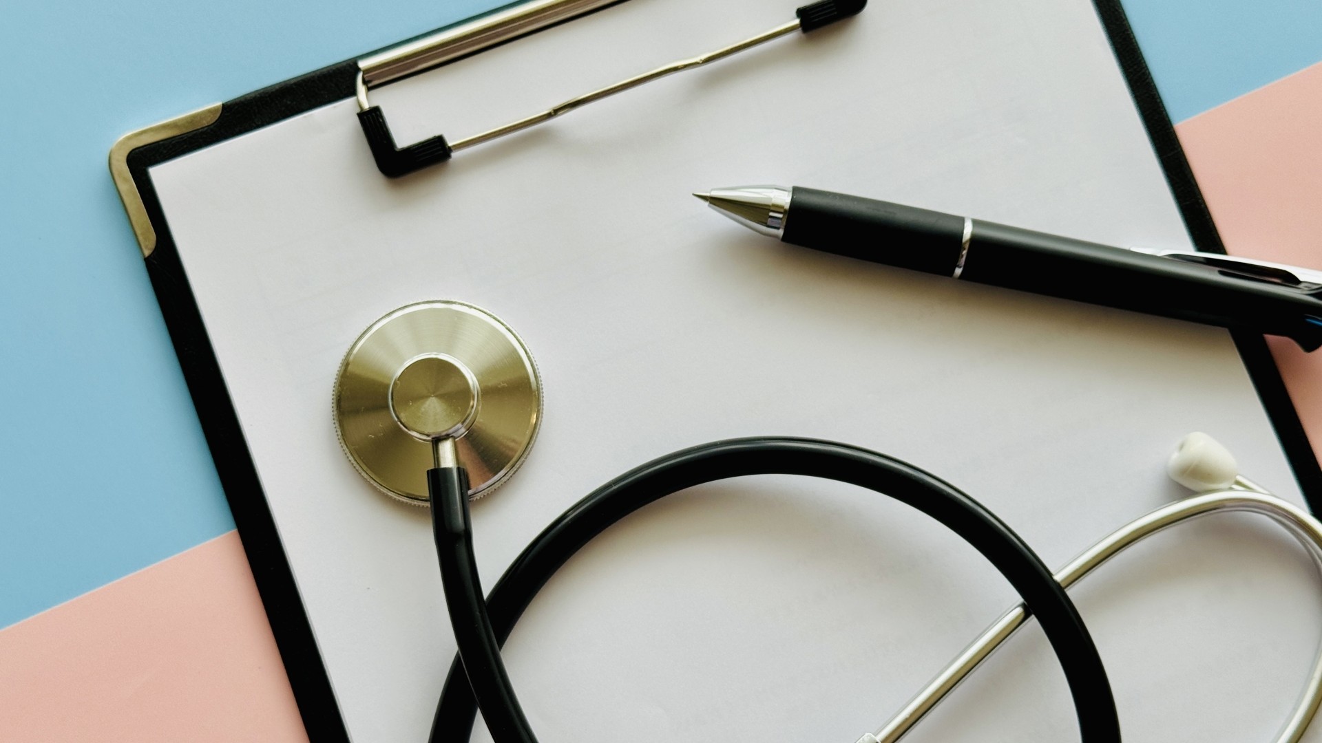 聴診器とバインダーで病院のイメージ