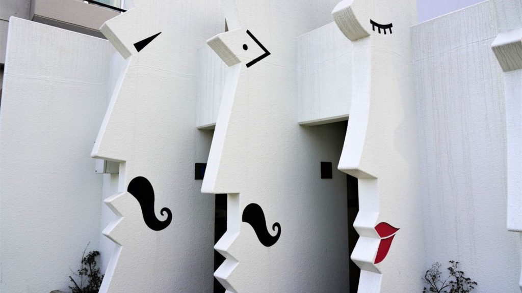 厩橋付近のアーティスティック公衆トイレ