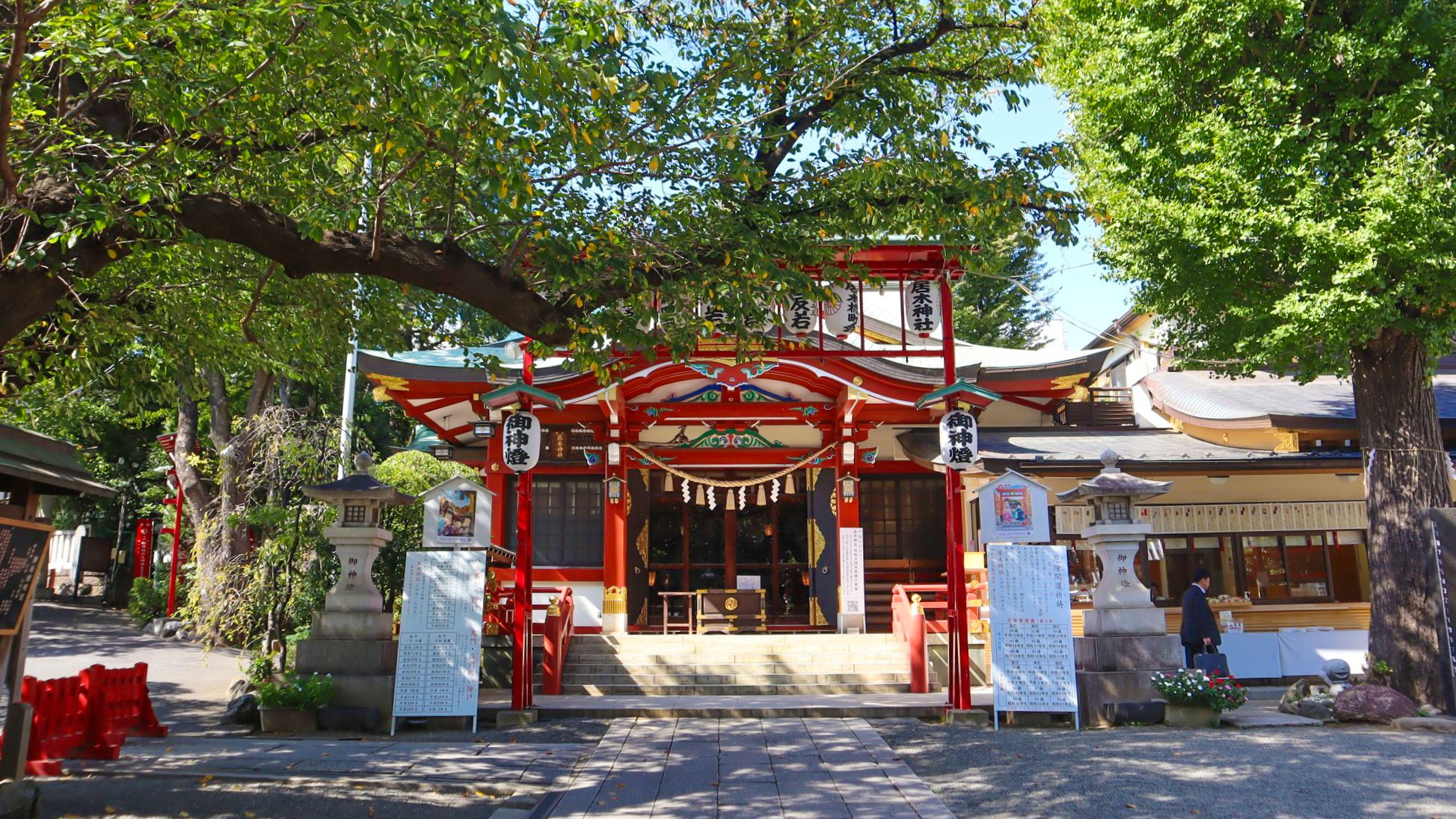 居木（いるぎ）神社の境内